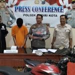 Kapolsek Kota Kompol Ridwan Sahara saat menunjukkan barang bukti dan tersangka FA. Foto: MUJI HARJITA/ BANGSAONLINE