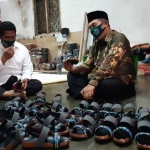 PROSPEKTIF: Cabup Bambang Haryo Soekartono (BHS) mengunjungi UMKM Sepatu-Sandal di Kelurahan Kemasan Krian, Senin (14/9). foto: MUSTAIN/ BANGSAONLINE