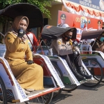 Wali Kota Mojokerto saat naik Becak Tangguh Semeru. (foto: ist).