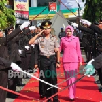 Kapolres baru Situbondo, AKBP Sigit Dany Setiyono, SH. SIK. MSc (Eng) bersama istri saat tiba di Mapolres Situbondo disambut tari tradisional dan upacara pedang pora. foto: MURSIDI/ BANGSAONLINE