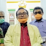 Bupati Pamekasan Baddrut Tamam saat memberikan keterangan terkait adanya pasien positif virus Corona (Covid-19), Ahad (29/3).