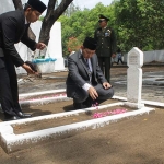 Bupati Nganjuk Novi Rahman Hidayat saat pelaksanaan tabur bunga di atas makam pejuang. foto: BAMBANG/ BANGSAONLINE