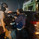 Kapolres Gresik AKBP Wahyu S. Bintoro memeriksa kendaraan roda empat yang melintas di Jalan Raya Kedamean. foto: SYUHUD/ BANGSAONLINE