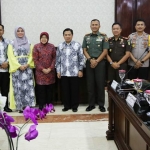 Wali Kota Surabaya Tri Rismaharini foto bersama Forkopimda Banjarmasin.
