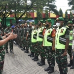 Danrem 084/BJ, Brigjen TNI Herman Hidayat Eko Atmojo, saat memimpin Apel Gelar Pasukan pengamanan VVIP Kunjungan Kerja Wakil Presiden beserta rombongan di wilayah Surabaya dan Bangkalan. 
