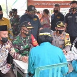 Bupati Fadeli saat cek kesehatan didampingi Kapolres Lamongan AKBP Harun dan Kasdim 0812 Mayor Arh GN Putu W. (foto: ist)