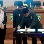 Penanda tanganan hasil keputusan oleh ketua rapat paripurna dan Wali Kota Madiun. Foto: Hendro Suhartono/BANGSAONLINE.com