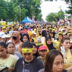Ribuan warga peserta jalan sehat dalam rangka memperingati HUT ke-58 Golkar. Foto: AAN AMRULLOH/ BANGSAONLINE