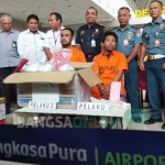 Dua tersangka beserta barang bukti yang diamankan saat diekspos.