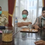 Anggota Komisi VI DPR RI H. Khilmi (tengah) didampingi Anggota DPRD Lamongan Anshori dan Imam Fadholi.