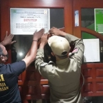 Satpol PP Pamekasan menutup tempat karaoke yang masih beroperasi.