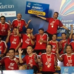 Timotius Suwardianto anggota PWI Kediri (berdiri kanan) bersama para juara. Foto: Ist