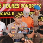 Kapolres Ponorogo AKBP Radiant menggelar pers rilis kasus pembunuhan di bawah jembatan Galok, Sampung. foto: NOVIAN/ BANGSAONLINE