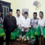 Pendiri RGS-SQ, H. M. Khozin (paling kanan) bersama tim RGS-SQ se-Kabupaten Gresik usai bukber di posko. foto: SYUHUD/ BANGSAONLINE