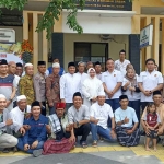Wakil Bupati Gresik, Ketua DPRD, dan calon wakil bupati terpilih bersama para undangan saat hadiri syukuran HPN 2025 yang digelar KWG. Foto: Ist