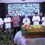 Gubernur Jawa Timur Khofifah Indar Parawansa dan Dirut Bank Jatim Busrul Iman beserta jajarannya, Komisaris Utama Bank Jatim Akhmad Sukardi beserta jajarannya, Sekretaris Daerah Provinsi Jatim Heru Tjahjono, Pimpinan Bank Indonesia Regional Jatim, dan Pimpinan Otoritas Jasa Keuangan (OJK) Regional 4 saat pemotongan tumpeng HUT ke-59 Bank Jatim, Selasa (18/8/2020). foto: ist/ bangsaonline.com