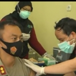 Kapolres Kediri AKBP Lukman Cahyono menjadi orang pertama di Kabupaten Kediri yang disuntik vaksin Covid-19. foto: ist.