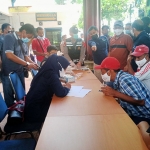 Sejumlah sopir bus di Terminal Bayuangga, Kota Probolinggo, saat menjalani tes urine.