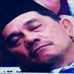 Di tengah sidang MPR yang sedang melantik Presiden Joko Widodo dan Jusuf Kalla ternyata salah seorang peserta berjas dan pakai peci tidur pulas. Foto: merdeka.com