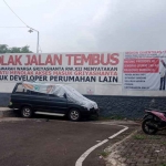 Tembok di Perumahan Griya Shanta, Kota Malang.