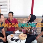 Wakil Wali kota Madiun, Inda Raya Ayu Miko Saputri, saat memperkenalkan durian jenis IR kepada warga Australia. Foto: HENDRO SUHARTONO/BANGSAONLINE