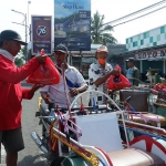 Relawan Said Abdullah Institute saat bagi-bagi sembako di Kabupaten Bangkalan.