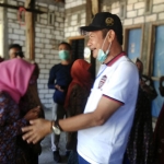 Yuhronur Efendi saat menyapa warga di warung kopi. (foto: ist).