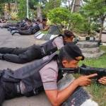 Simulasi penanganan ancaman teror bom oleh anggota Polres Tuban di mapolres setempat. foto: suwandi/ BANGSAONLINE