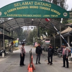 Petugas kepolisian saat mengamankan pintu masuk ke kawasan Gunung Bromo.