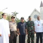 Gubernur Jatim bersama Pangdam V/Brawijaya dan Kapolda Jatim saat melakukan peninjauan di Gereja Katolik Santo Yakobus Citraland.