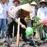 Kapolres Ngawi, AKBP Dwiasi Wityatputera saat melakukan penanaman pohon pertama di lahan hutan Watulapak, Dusun Gebung, Desa Katikan, Kecamatan Kedunggalar, Ngawi, Rabu (17/5/2023).