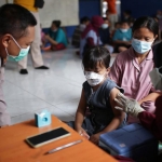 Vaksinasi anak di kawasan Pademangan oleh Relawan Vaksinasi Merdeka dan Tim Polda Metro Jaya.