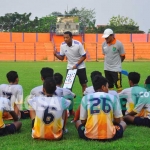 Pelatih Persibo I Putu Gede sedang memberikan pengarahan kepada pemainnya. foto: EKY NURHADI/ BANGSAONLINE