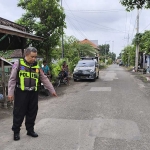 Petugas ketika menunjukkan lokasi kecelakaan yang melibatkan pengendara motor dan pejalan kaki di Desa Watesari, Kecamatan Balongbendo, Sidoarjo.