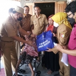 Seorang difabel dari Kecamatan Mumbulsari, Farida (28), saat mendapat bantuan kursi roda dari Pemkab Jember, Senin (20/6/2022).