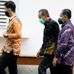 Sekda Soeparwiyono didampingi Kepala DPMD saat berada di Mapolres Probolinggo Kota memenuhi panggilan penyidik KPK.