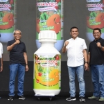 Dirut Petrokmia Gresik Rahmad Pribadi dan jajaran direksi ketika launching Pupuk NPK dan Organik Cair Phonska OCA. foto: ist