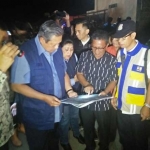 SBY saat berada dilokasi bencana Pantai Teleng Ria Pacitan. foto: ist