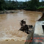 Ilustrasi air sungai Kebonagung yang meluap.