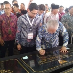 Wakil Wali Kota Pasuruan Raharto Teno Prasetyo saat mendampingi Menteri Perdagangan Enggartiasto Lukita menandatangani prasasti Unit Metrologi Legal.