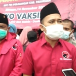 Anggota DPR RI, Mufti Anam, didampingi Wakil Ketua DPRD Kab Pasuruan, Andri Wahyudi, saat meninjau giat vaksinasi massal.