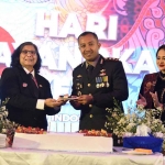 Kapolres Kediri Kota, AKBP Bramastyo Priaji, saat menyerahkan kue HUT ke-78 Bhayangkara kepada Pj Wali Kota Kediri, Zanariah. Foto: Ist