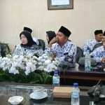 Para guru honorer saat audiensi dengan Anggota DPRD Jember.