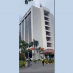 Sejumlah karyawan keluar dari gedung pusat Petrokimia Gresik saat gempa. Foto: Ist