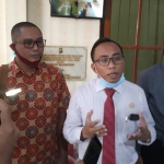 Didampingi kuasa hukumnya, Sekdes Cempokorejo, Susilo mendatangi Satreskrim Polres Tuban untuk melaporkan balik pelapor karena diduga telah mencermarkan nama baiknya, Kamis (25/6/2020).