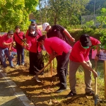 Gerakan tanam pohon oleh jajaran DPC PDIP Trenggalek di aliran Sungai Dam Bagong. (foto: HERMAN/BANGSAONLINE)