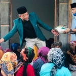 H. Syafiuddin, S.Sos. saat memberikan santunan bagi anak yatim dan lansia di Bangkalan.