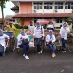 Pembagian paket sembako bagi para dhuafa dan abang becak yang dilakukan di Halaman Kantor Bupati Pamekasan. 