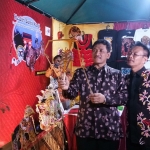 Kadisbudpar Provinsi Jawa Timur, Sinarto, S.Kar, MM didampingi Plt Kepala UPT Taman Budaya Jawa Timur Drs. Edi Iriyanto, M.M saat meninjau stan. foto: DEVI/ BANGSAONLINE