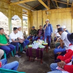 Direktur Operasi dan Produksi Petrokimia Gresik, Digna Jatiningsih (berdiri), saat mengedukasi petani di NTT. Foto: Ist